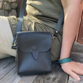 Juni svart liten axelväska